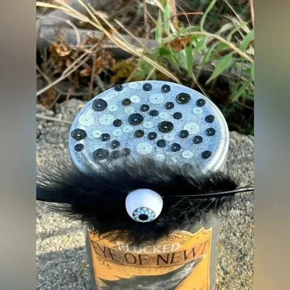 NEW “PLUCKED EYE OF NEWT” Halloween Apothecary/Potion Jar/Bottle with feather - Picture 4 of 10